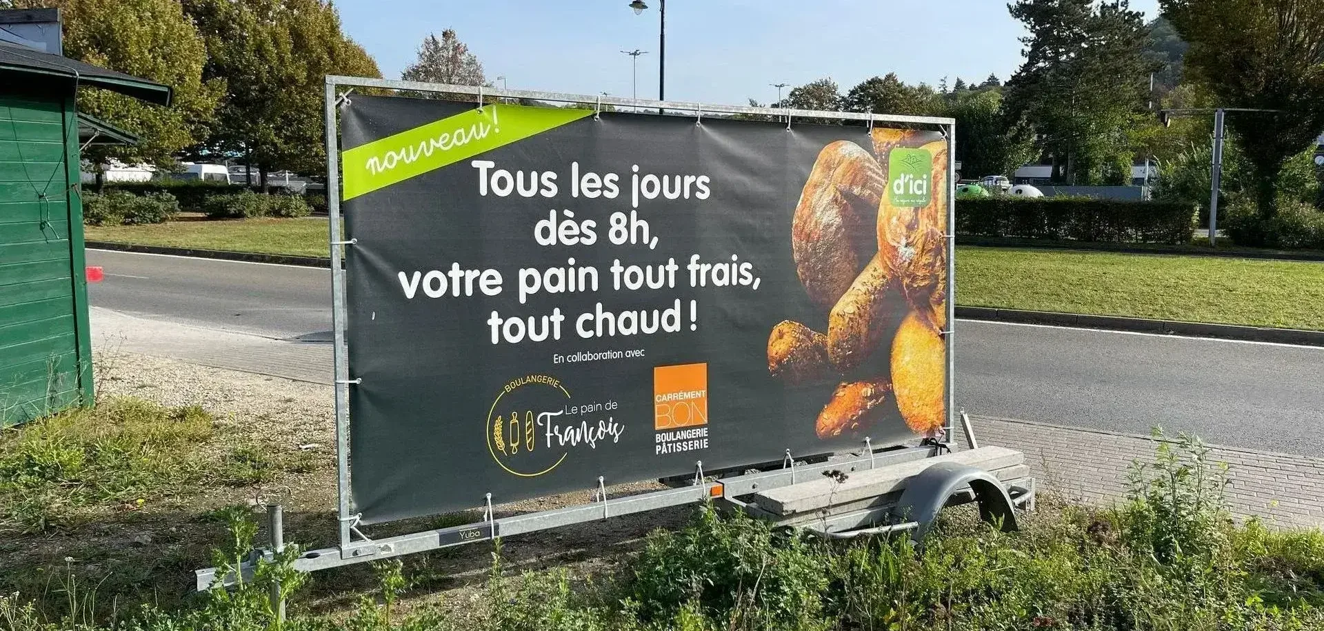 Remorque publicitaire grand format 6 m² en bord de route